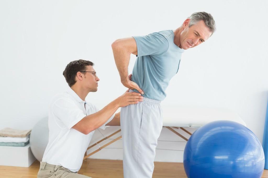Ciężki ból pleców jest głównym objawem osteochondrozy