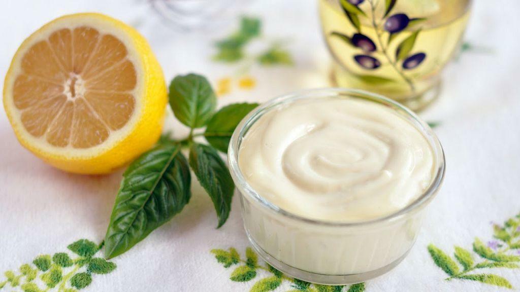 The mask of mayonnaise and olive oil is suitable for people with normal and dry type of hair