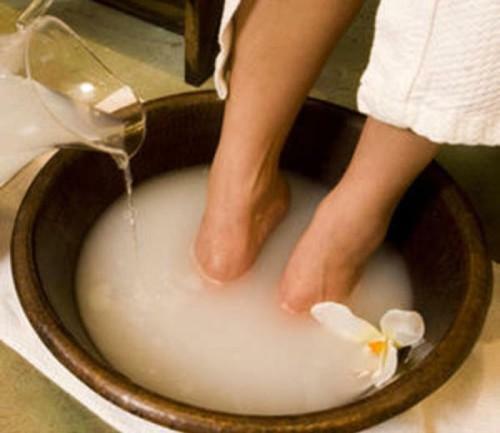 Inden du anvender antisvampemidler, skal benene opvarmes i varmt vand med sæbe