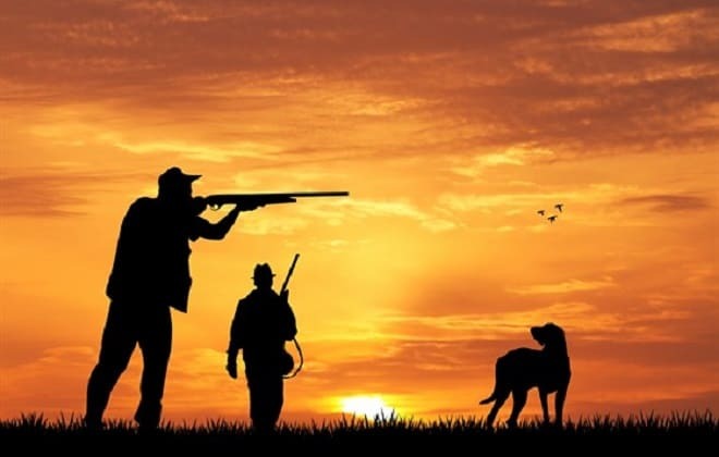 Les chasseurs au coucher du soleil
