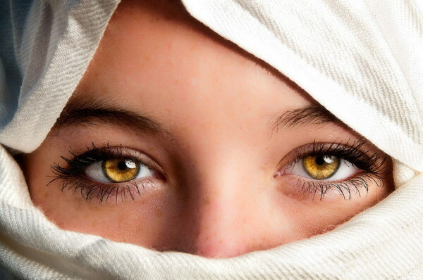 Bernsteinfarbene Augenfarbe beim Menschen von Natur aus. Foto