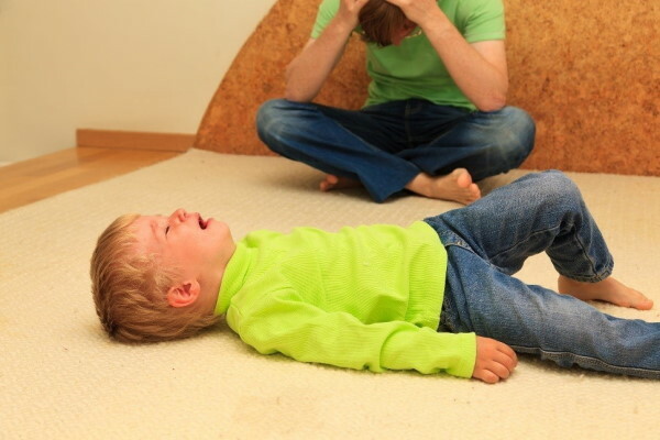 A gyermek a fejét a padlóra ütötte. A következmények, hogy mit kell tenni