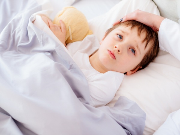 Zimny ​​pot u dziecka bez gorączki. Przyczyny w nocy, z kaszlem