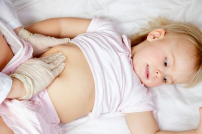 Le bébé a un mal de ventre, des vomissements et de la fièvre: que faire?