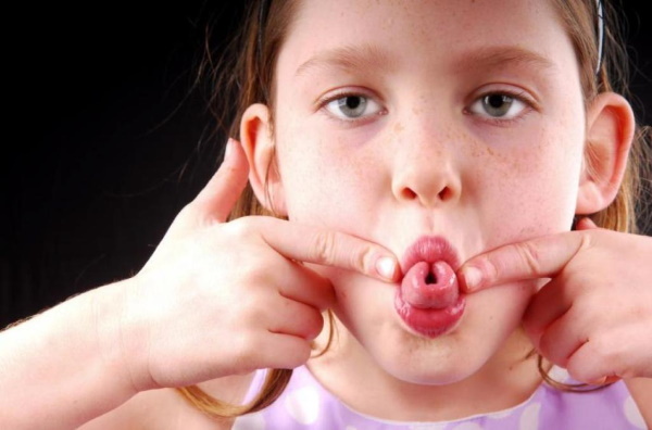 Hoe de tong langer te maken. Oefeningen voor een tiener, volwassene, kind