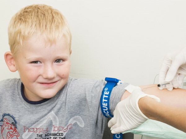 Kaip paimti kraują iš venų vaikams iki 1 metų, 2-3-4 metų