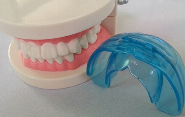 Protège-dents pour redresser les dents pour enfants, adultes. Prix, avantages et inconvénients