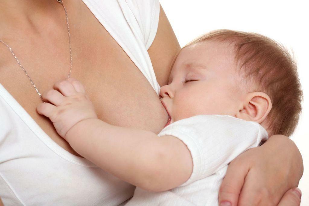 Brystmelk inneholder alle nødvendige vitaminer og mineraler for hele utviklingen av barnet