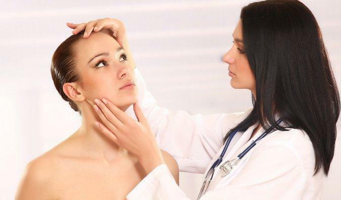 Doutor Dermatologista ajudará a estabelecer a causa da acne nas bochechas