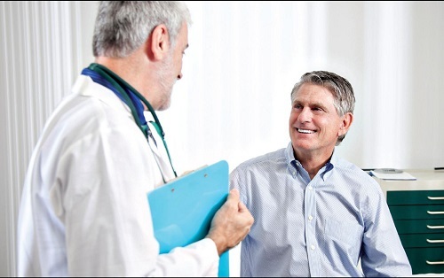 Hvordan kan prostata adenocarcinom behandles?