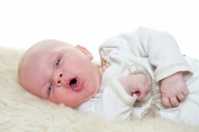 Regurgitacija v novorojenčku: razlogi za kaj storiti?