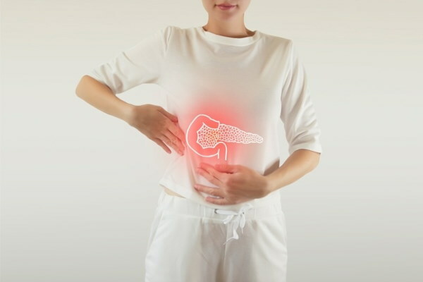 Signos de inflamación del páncreas en una mujer.