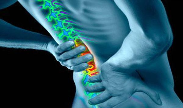 Lumbalija je klinični simptom, ki ga zaznamujejo bolečine v hrbtu