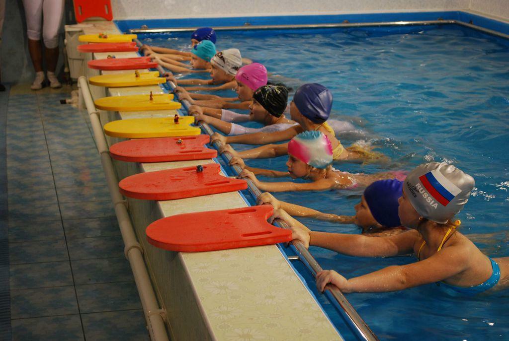 Aktiviteter för barn i poolen