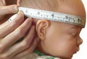 medindo a cabeça do bebê
