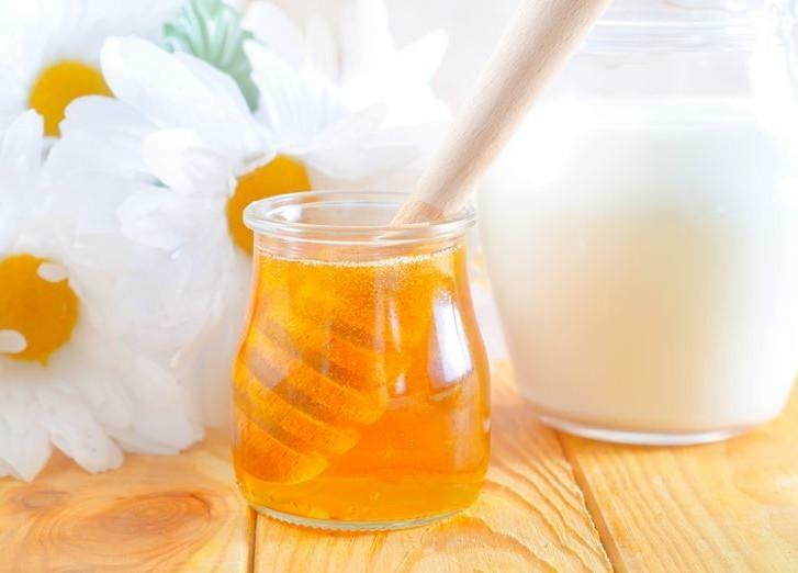 Milk with honey is an effective tool in the fight against sore throat