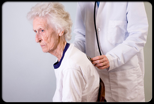 En lege undersøkelse av en pasient med osteoporose