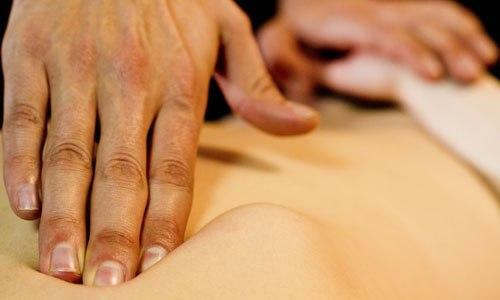 Visceralinis masažas( arba visceralinė chiropractic) yra specializuota technika, skirta manipuliuoti vidaus organais ir giliai meluojančiais kūno audiniais