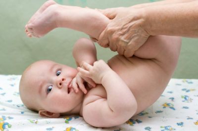 Hvite klumper i babyens avføring: hva betyr dette?