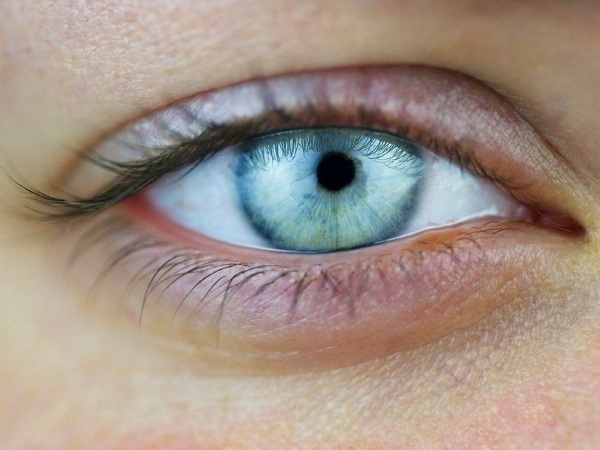 Små, smale pupiller hos mennesker. Fører til
