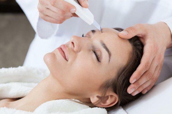 El proceso de limpieza facial ultrasónica