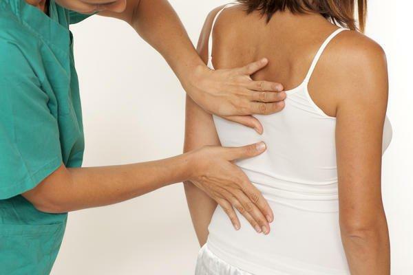 Smerte og nummenhet kan være i nedre rygg og thorax ryggraden