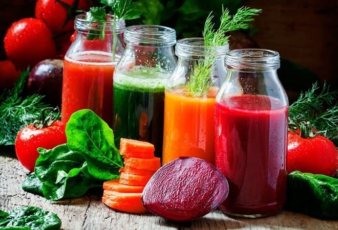 Gemüse und Saft in Gastritis