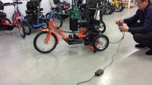 Uso di cyclette per la riabilitazione di bambini con paralisi cerebrale