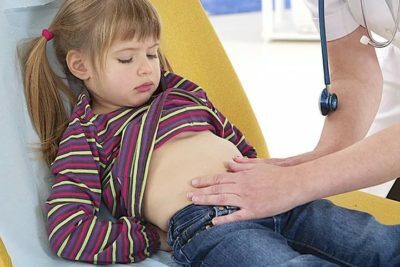 Cólicas intestinais em crianças em idade escolar: sintomas e tratamento