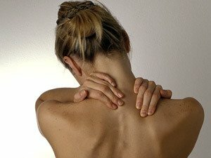 Zelfmassage van de achterkant van de nek