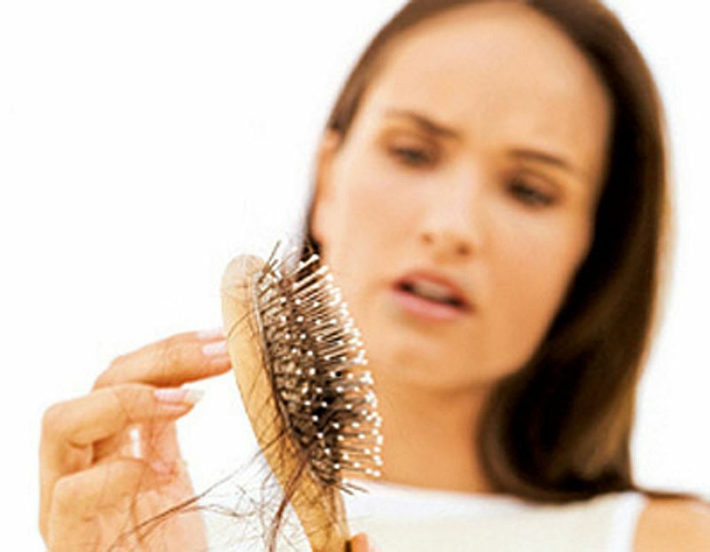 Causa da perda de cabelo na cabeça de uma mulher