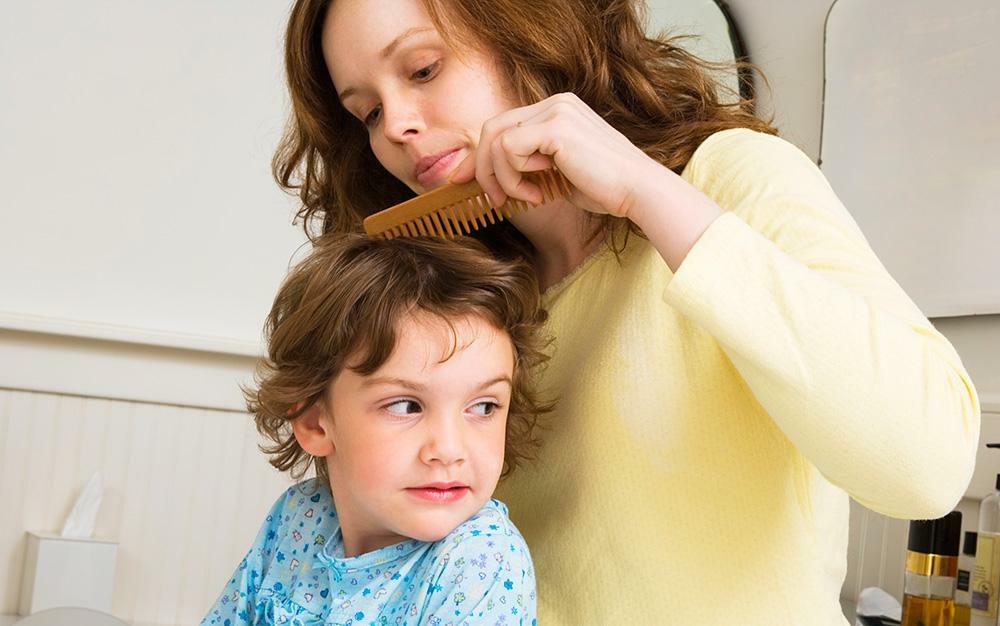 Att använda andra människors hårborstar ökar risken för löss i ditt barn