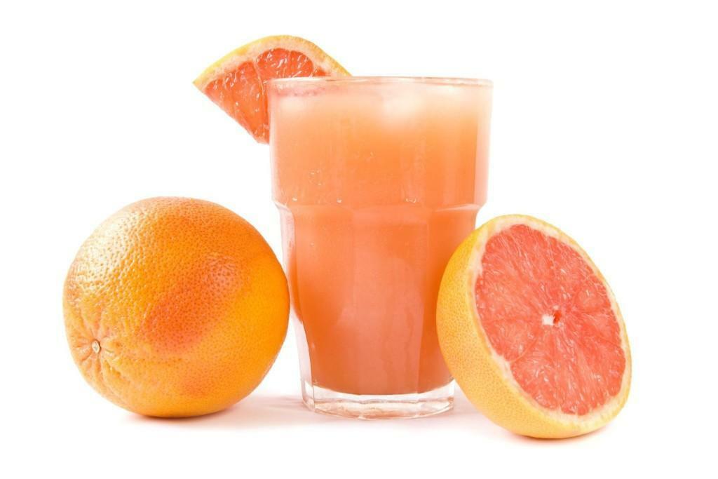 Toranja e suco de laranja