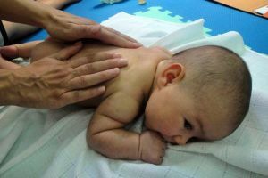 bebês de massagem terapêutica