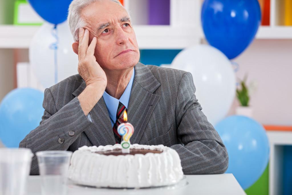 De ziekte van Alzheimer bij mensen na de leeftijd van 65 jaar