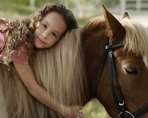 en lille pige på hesteryg