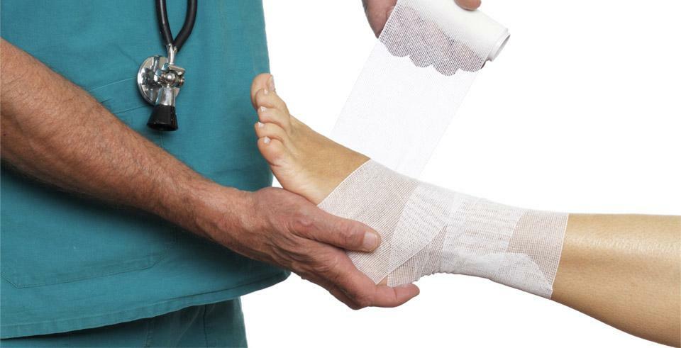 Behandling af skader og forstyrrelser skal håndteres af en erfaren læge