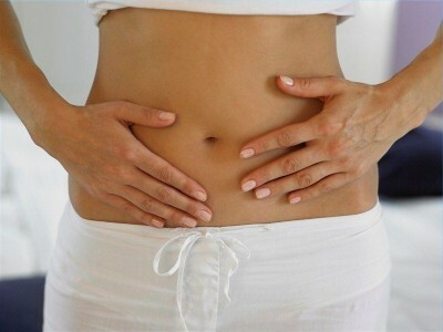 Fortemente o estômago ou a barriga em causas mensais - o que fazer ou fazer?