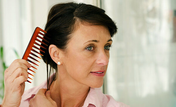 Plaukų slinkimas vyresnėms nei 40 metų moterims