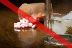 proibição de tomar remédios e álcool