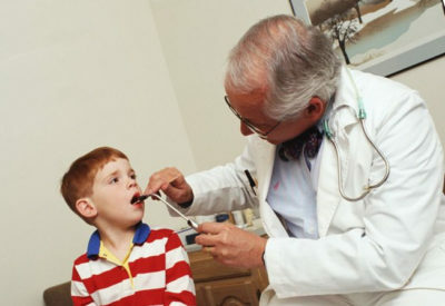 Mitkä ovat oireet, jos lapsi nielee vierasta elin?