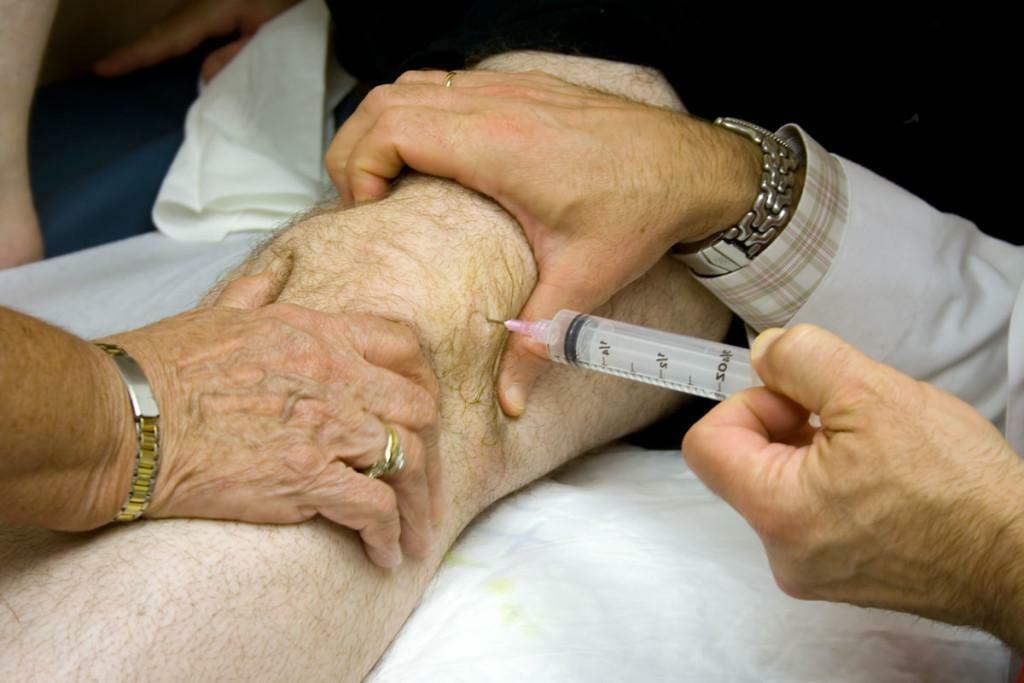 På billedet er indsprøjtningen af ​​kondroprotektoren i knæet