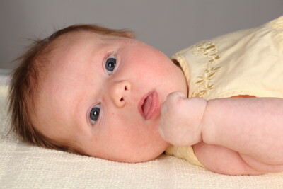 Hogyan lehet megállítani egy csattanást egy újszülöttben?