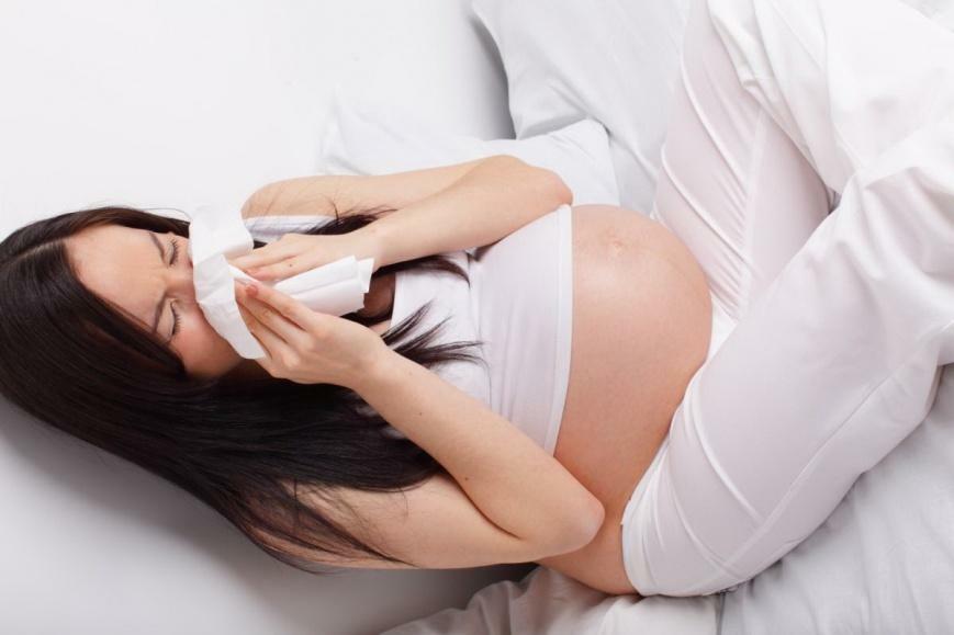 Las principales causas de un resfriado común en mujeres embarazadas: hipotermia, ARVI y otras enfermedades