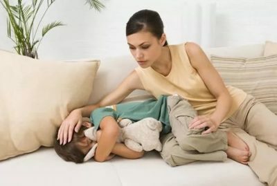 O bebê tem dor de estômago e febre: os motivos, o que fazer?