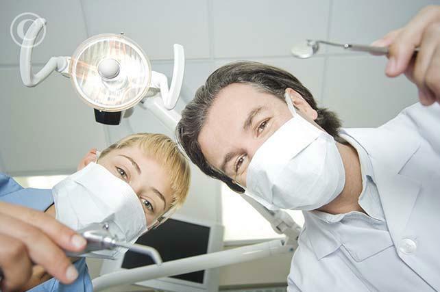 Perawatan fluks dilakukan oleh dokter gigi