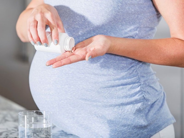 O cóccix dói durante a gravidez no trimestre 1-2-3. Razões para o que fazer