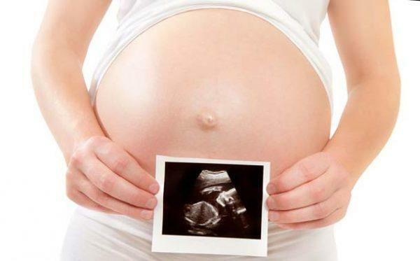 En cyste kan forekomme i en kvinde på en af ​​æggestokkene før eller under graviditeten