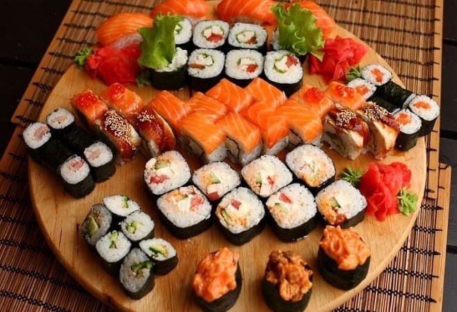 É possível pousar com gastrite: rolos, peixe vermelho, arroz, frutos do mar