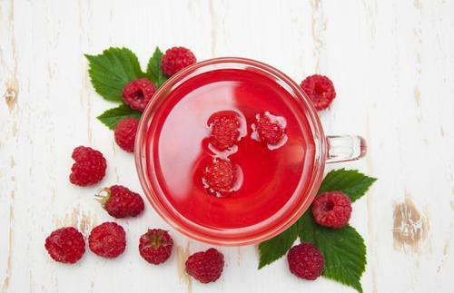 Chamomile tea with raspberries has a restorative and soothing effect